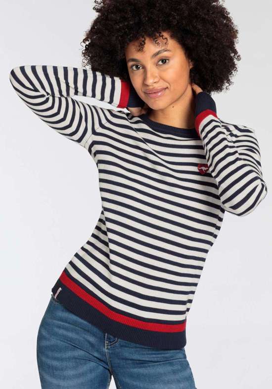 Полосатый свитер с полосками и теплым логотипом.