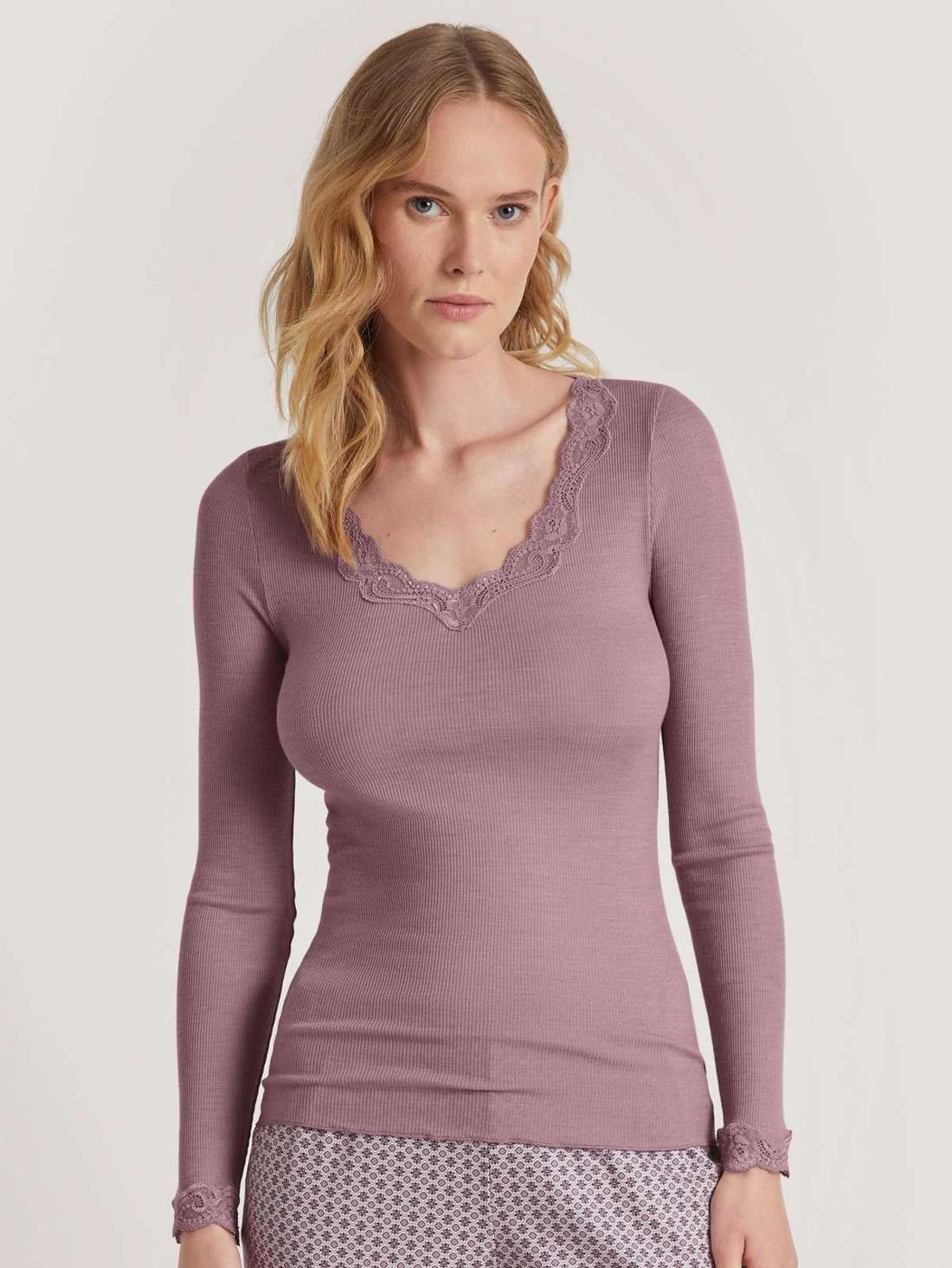 Рубашка с длинными рукавами, украшенная тонким кружевом в зоне декольте и манжетах. Richesse Lace