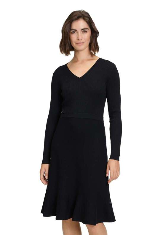 Трикотажное платье Strickkleid mit V-Ausschnitt
