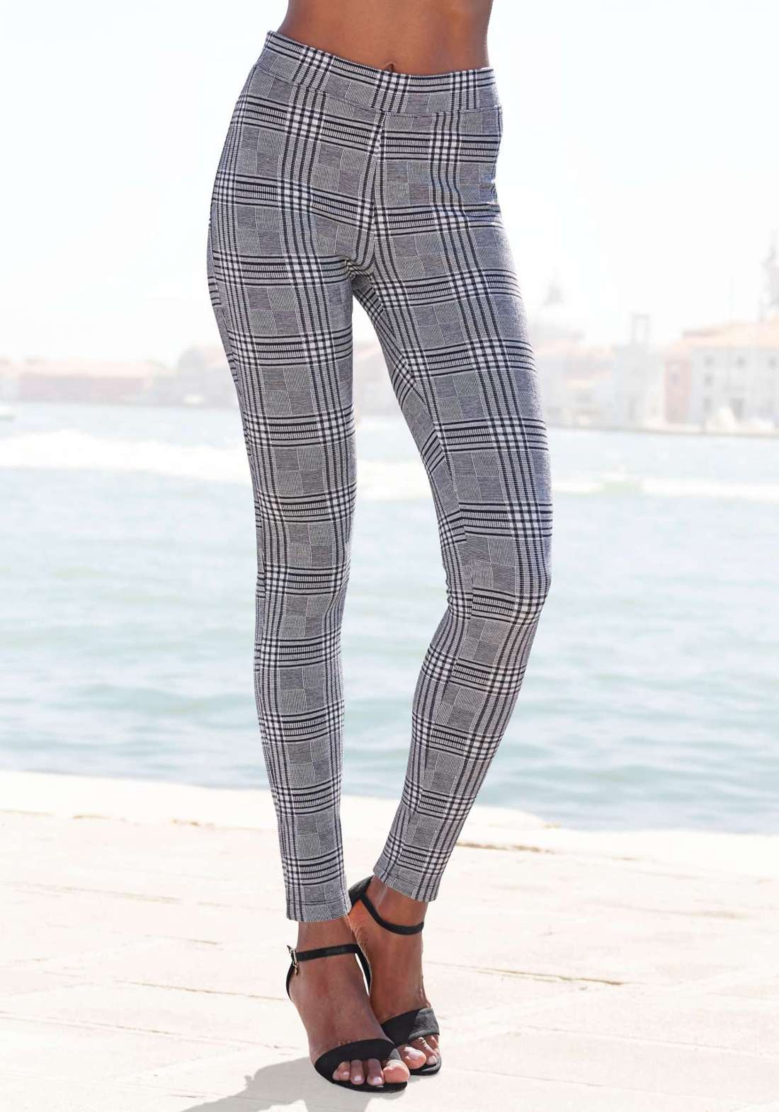 Леггинсы в классическую клетку.