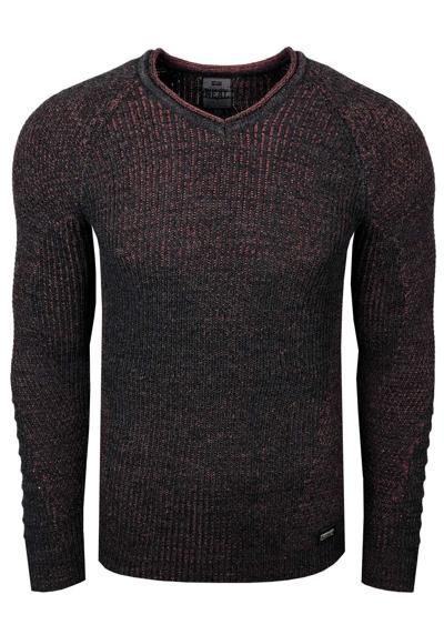 Вязаный свитер необычным узором спицами.