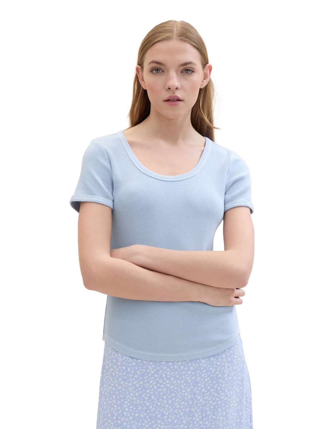 Футболка с ребристым узором и глубоким круглым вырезом.