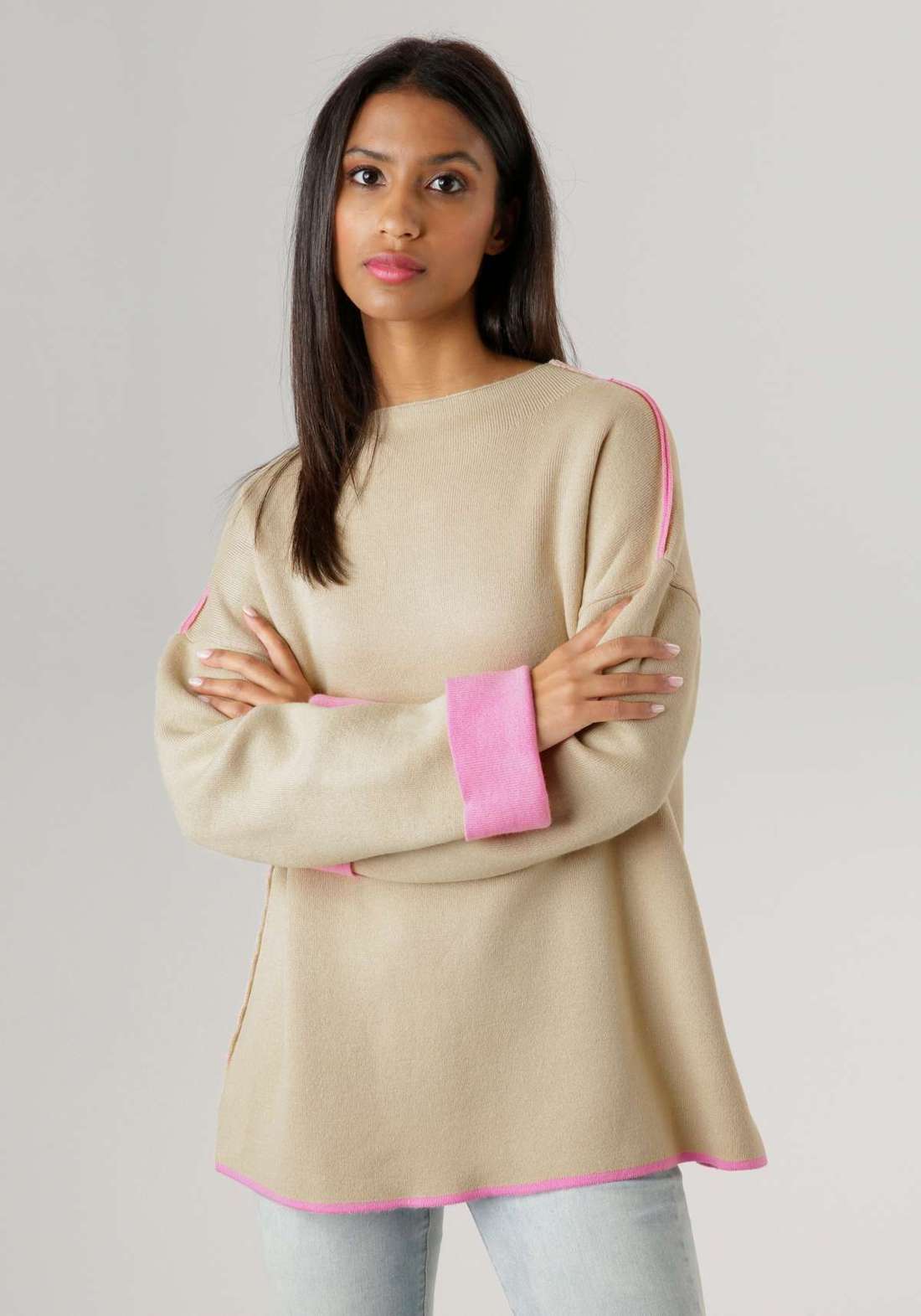 Вязаный свитер с розовыми декоративными краями.