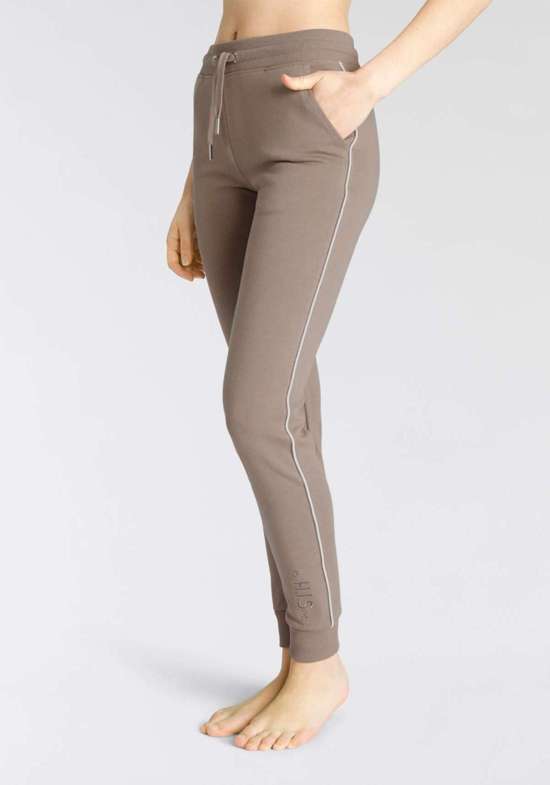 Спортивные брюки с боковой окантовкой и карманами.