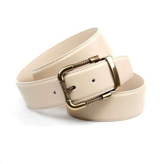 Кожаный ремень с пряжкой золотого цвета.