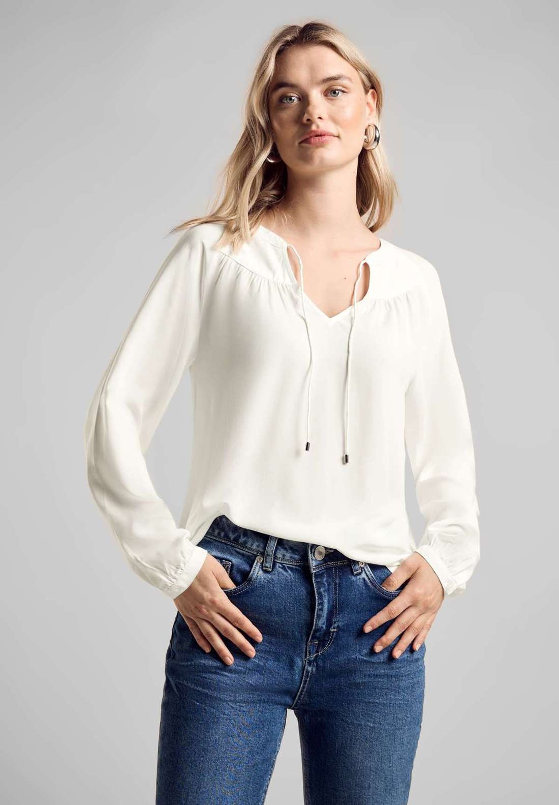 Блузка с длинными рукавами