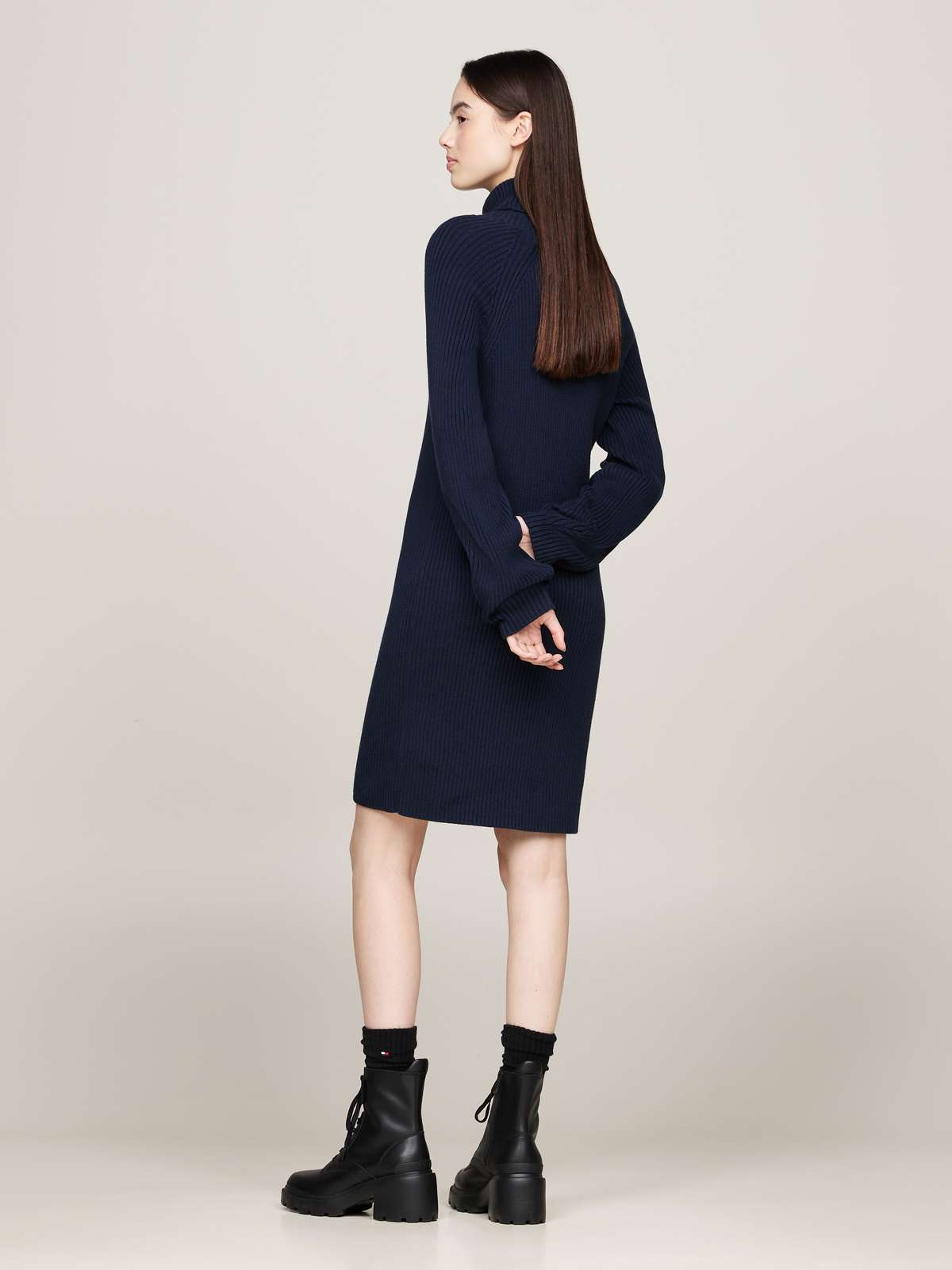 Трикотажное платье с воротником стойкой TJW MOCKNECK BADGE SWEATER DRESS