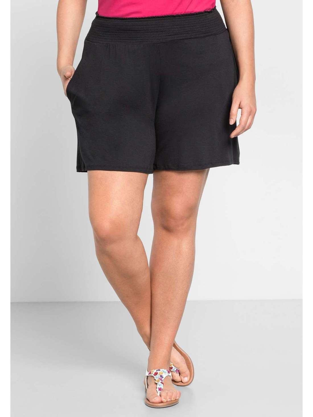 Шорты с присборенным поясом и двумя карманами. Große Größen