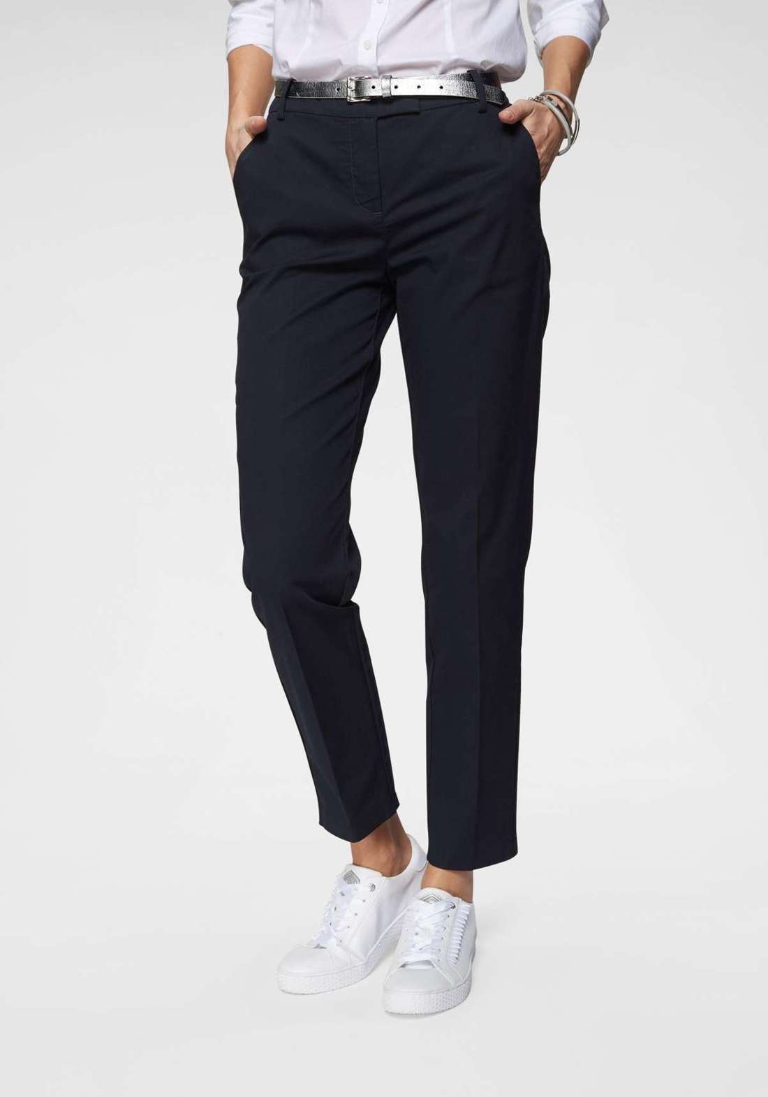 Брюки-чиносы с классическими заутюженными складками для большей элегантности. Torne