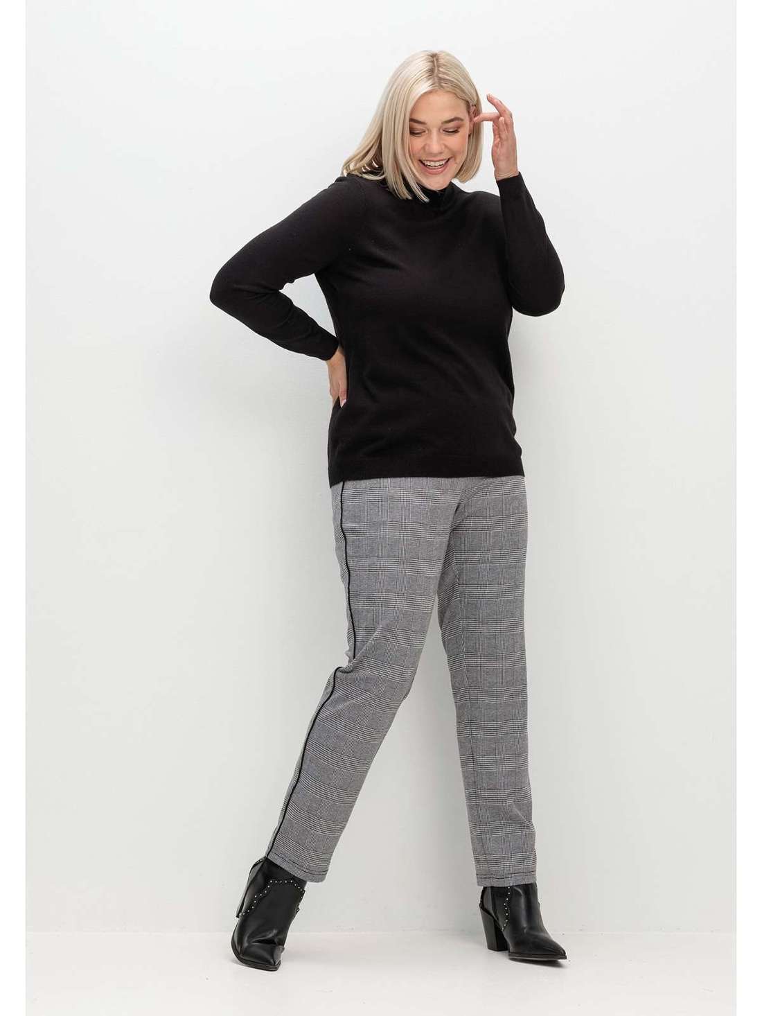 Брюки без застежек с графическим узором и эластичным поясом. Große Größen