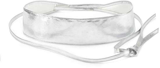 Поясной ремень металлизированного цвета, который можно завязать.