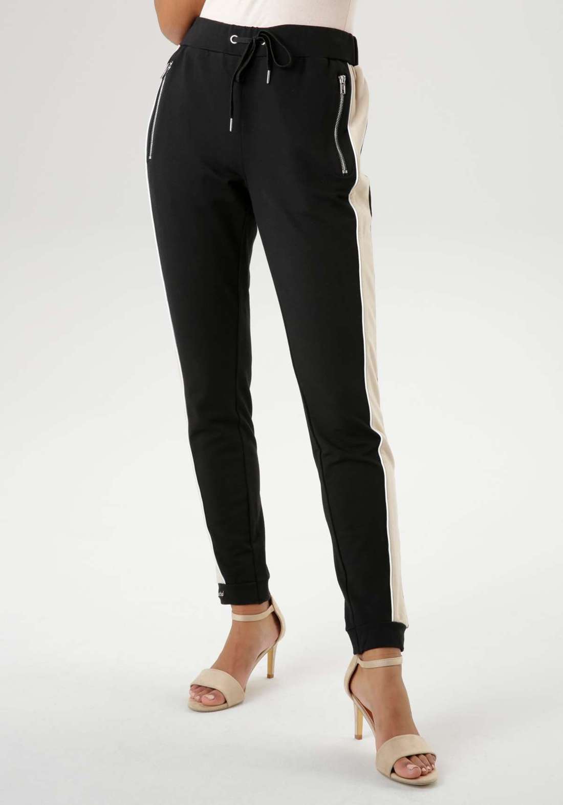 Брюки без застежки с карманами на молнии и окантовкой сбоку.