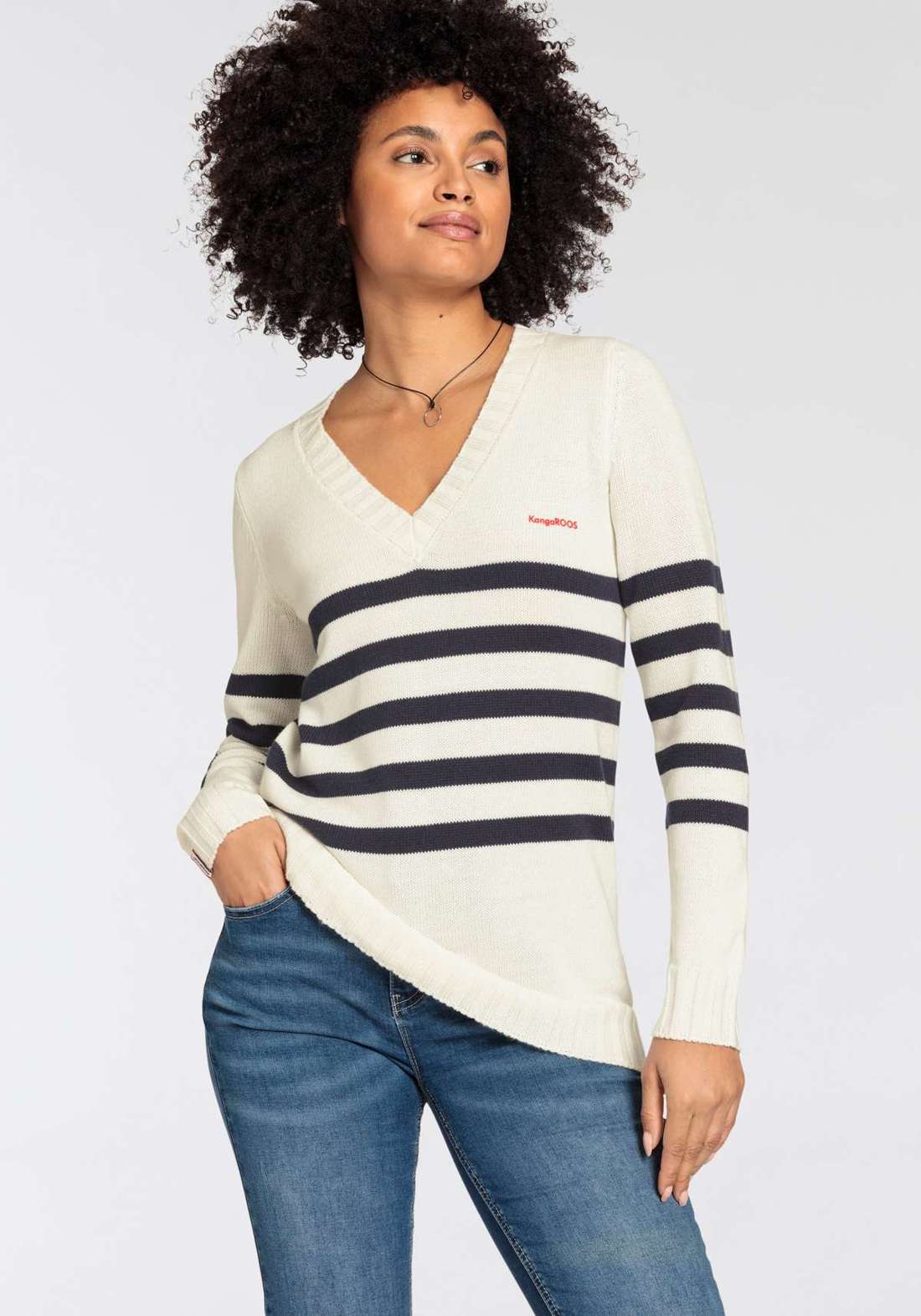 Вязаный свитер с узором в морскую полоску.