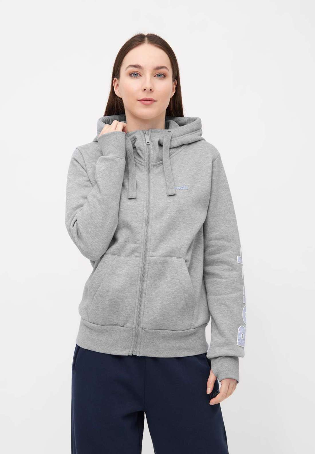 Толстовка с капюшоном и логотипом Bench сбоку. DARCINE