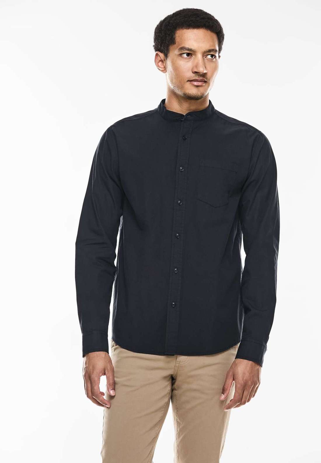 Рубашка с длинными рукавами и воротником стойкой.