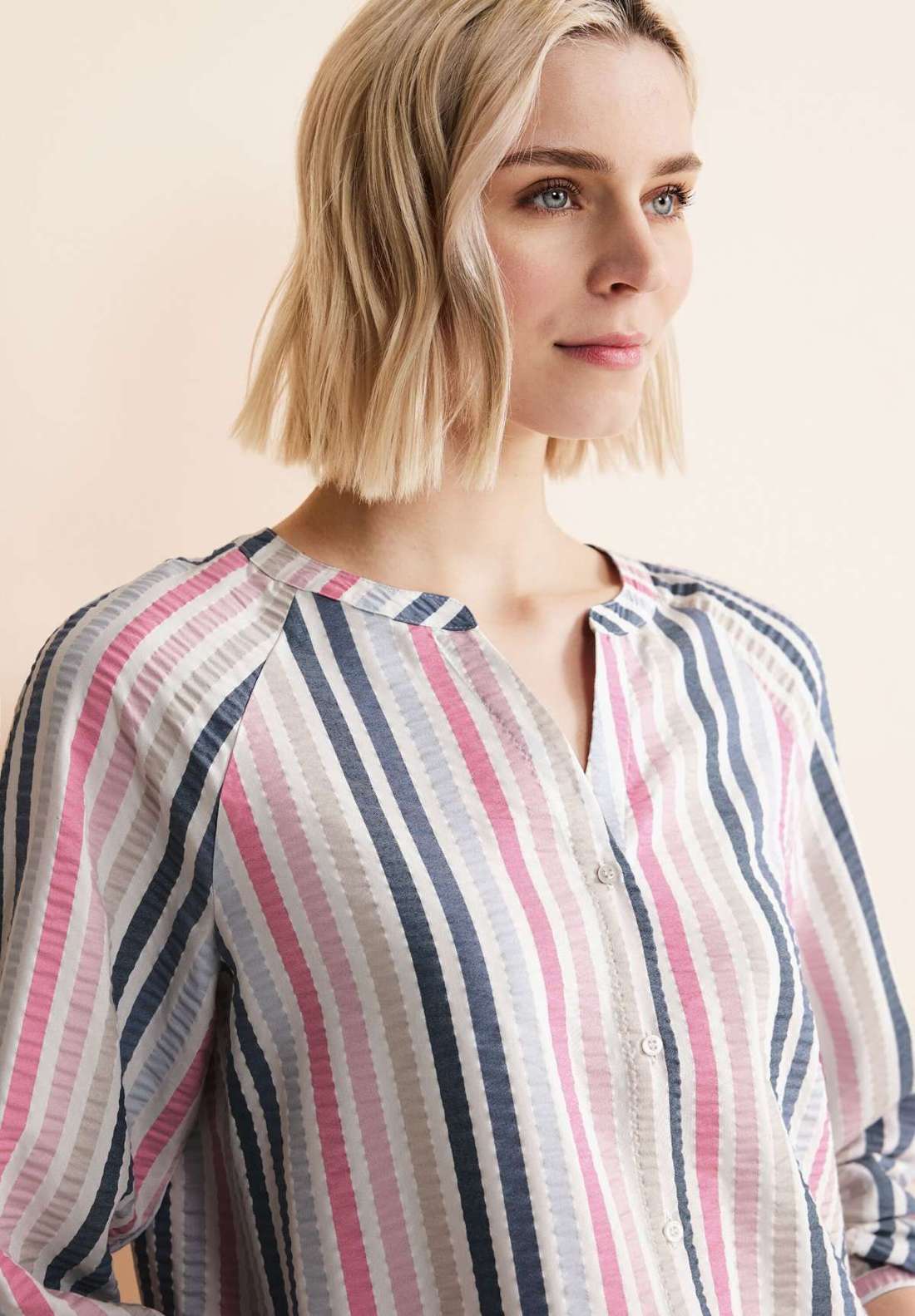 Блузка-рубашка с вырезом под горло