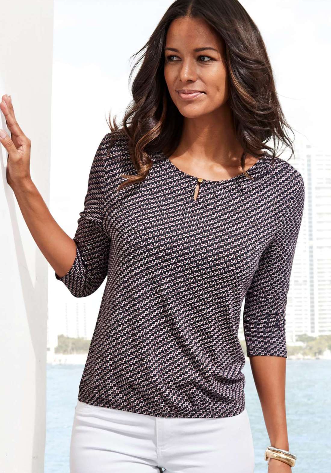 рубашка с круглым вырезом mit goldfarbenem Zierknopf am Ausschnitt