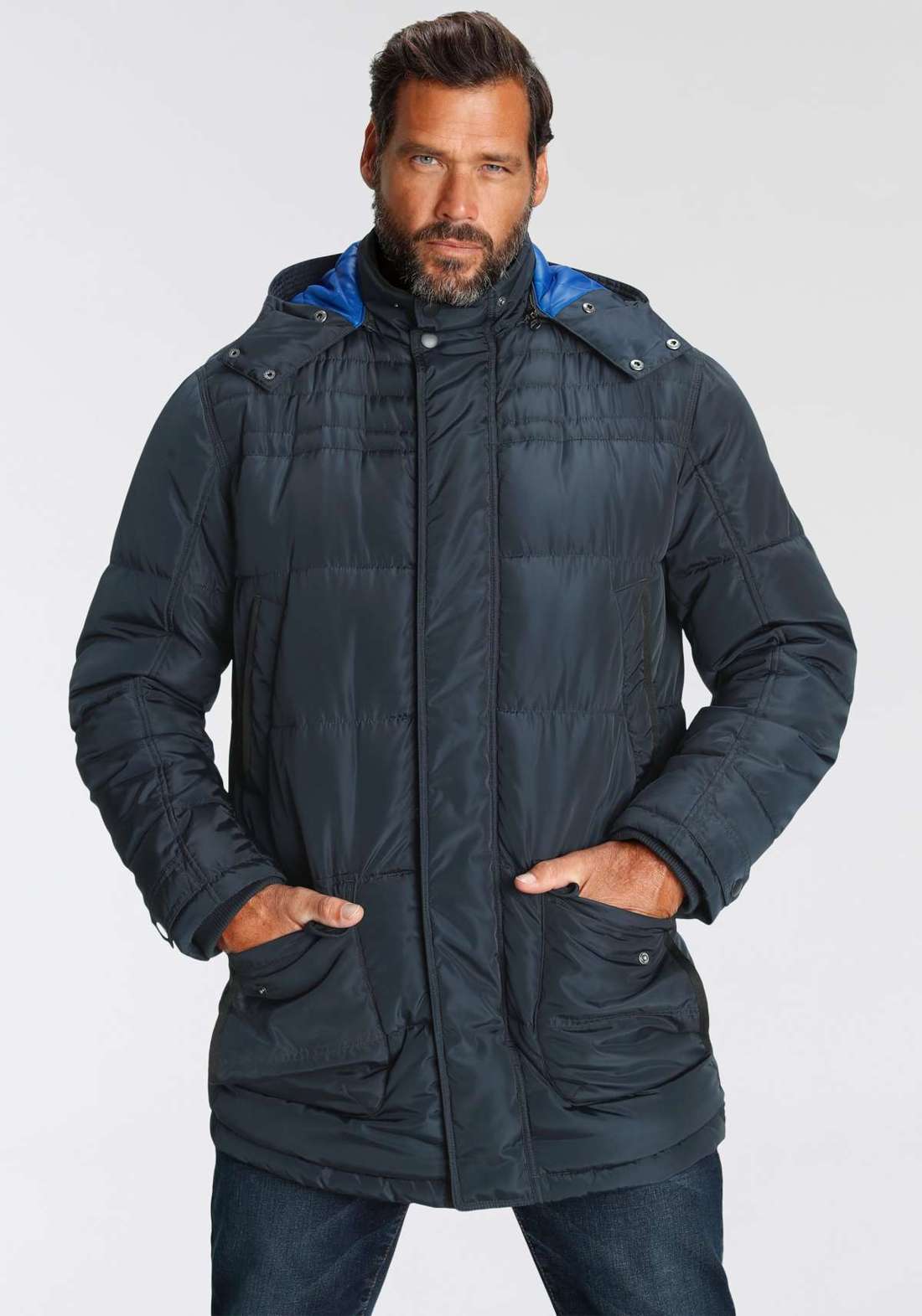 Зимняя куртка со съемным капюшоном.