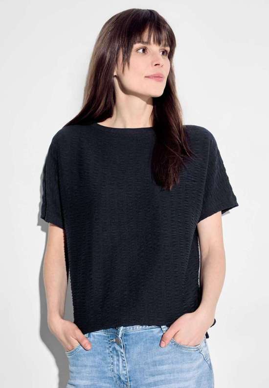 Футболка с вырезом «лодочка»