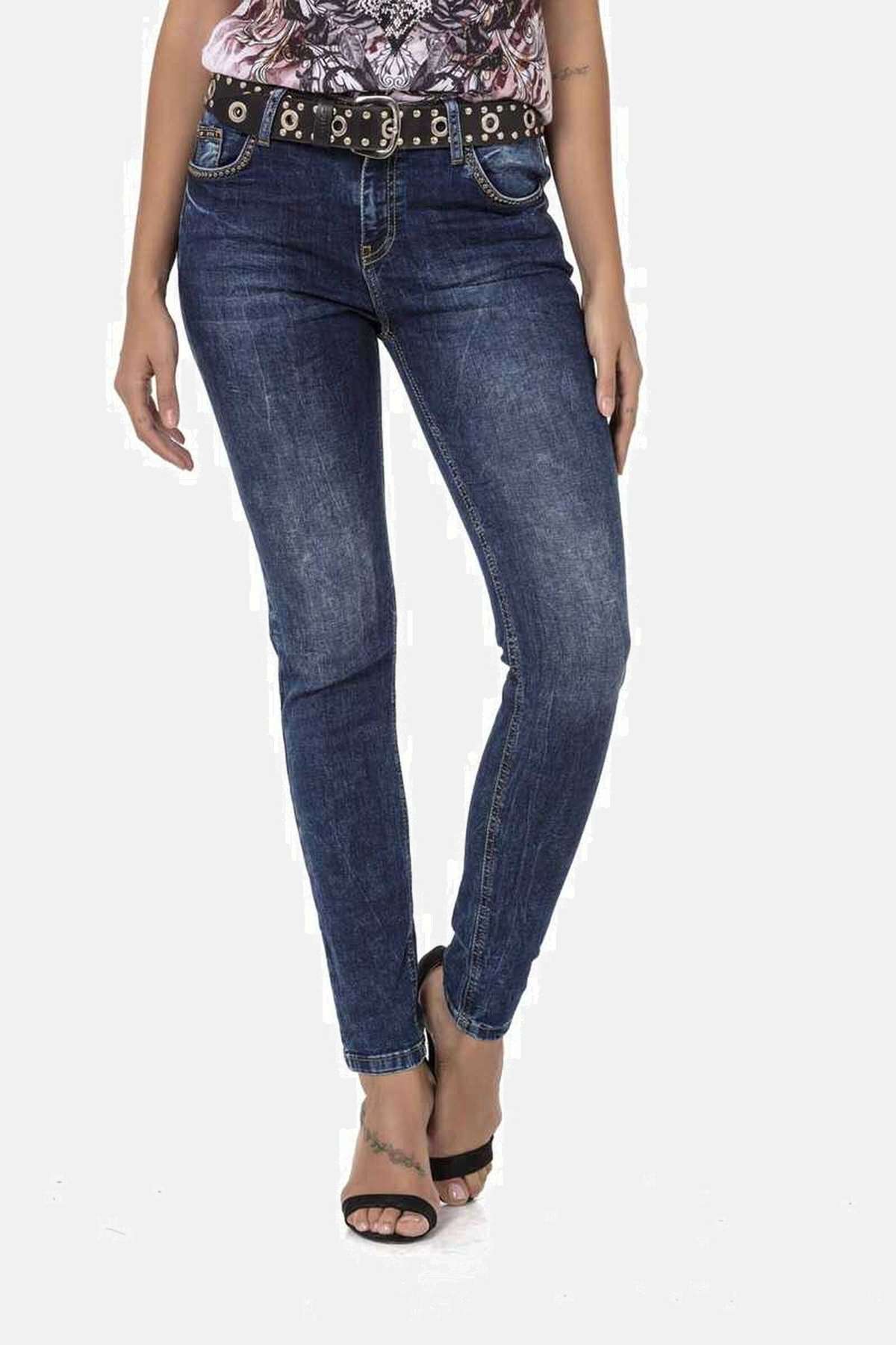 Джинсы с 5 карманами нежной потертости и стильными заклепками. Jeans