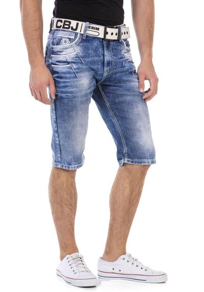 Шорты-бермуды из джинсовой ткани с характерными карманами.
