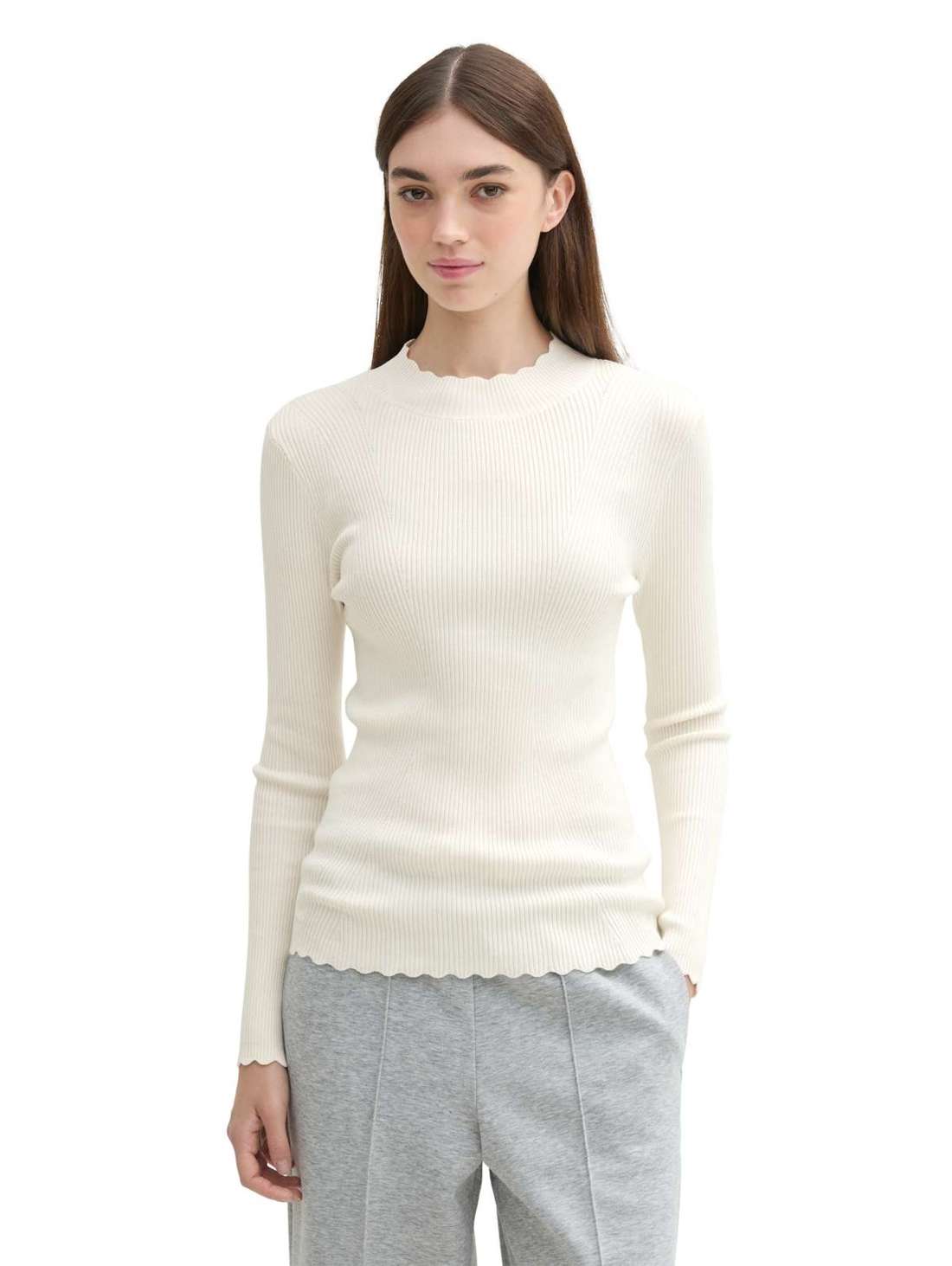 Вязаный свитер с воротником стойкой.