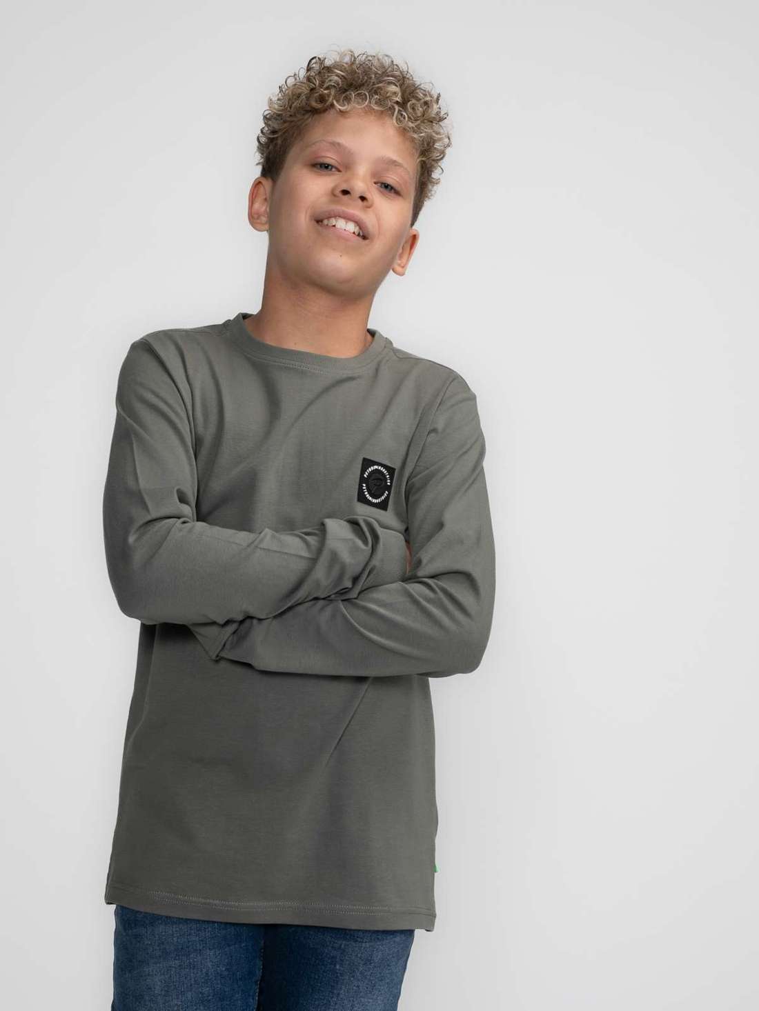 Рубашка с длинными рукавами и тиснением на груди