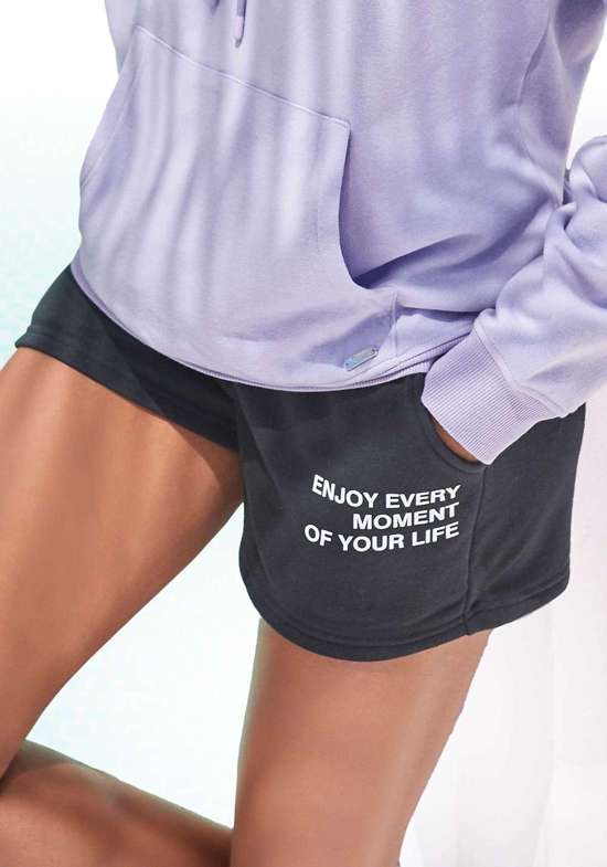 Спортивные шорты с эффектным принтом