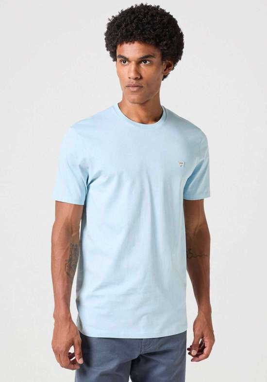 Рубашка с короткими рукавами и вышитым логотипом на груди.