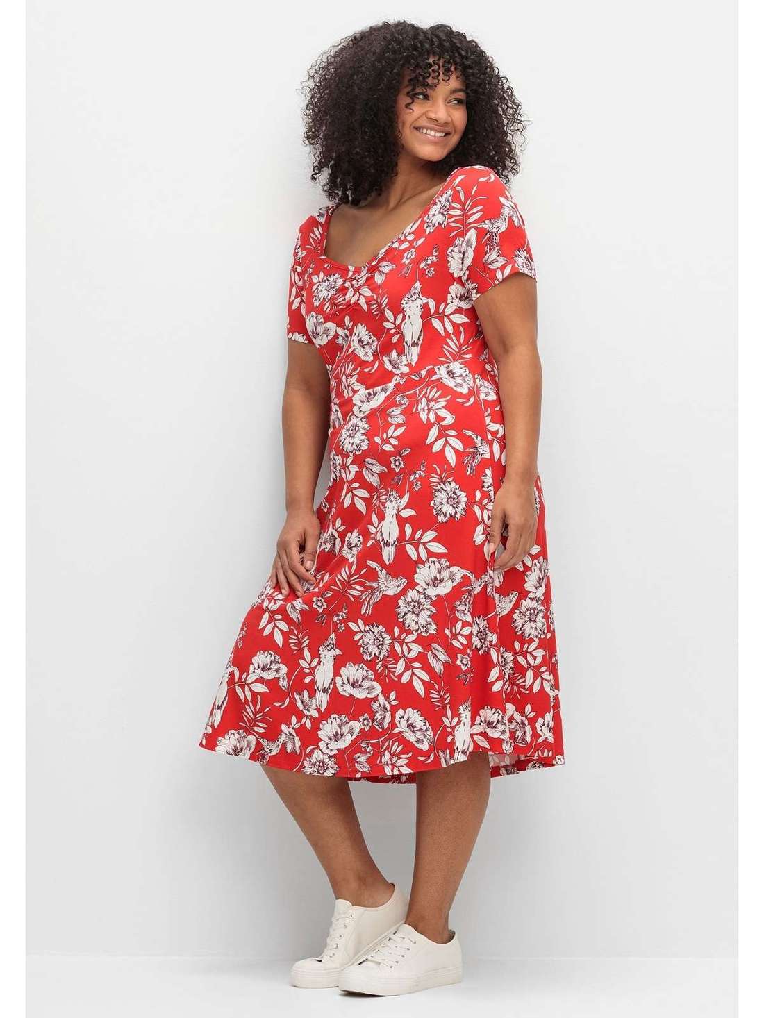 Платье из джерси с цветочным принтом и вырезом в форме сердца Große Größen