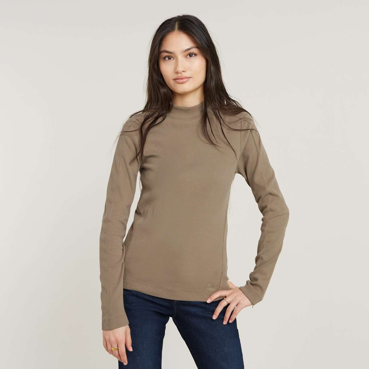 Лонгслив с фирменной надписью на воротнике. Rib Mock Top