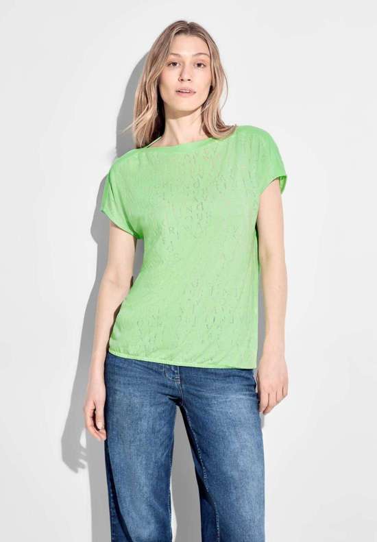 Футболка с вырезом «лодочка»