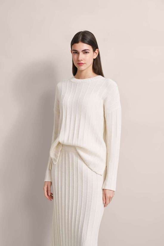 Свитер с круглым вырезом выглядит элегантно.