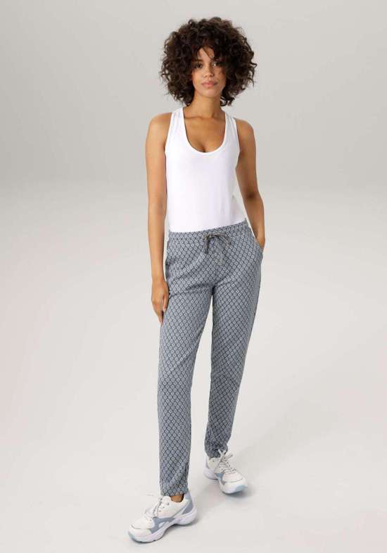 Брюки-слипоны экстравагантного клетчатого дизайна.