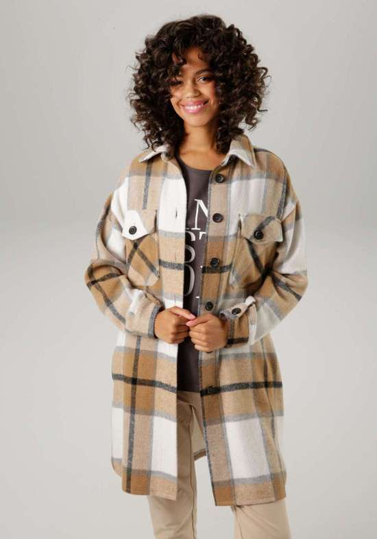 Длинный жакет модного клетчатого дизайна.