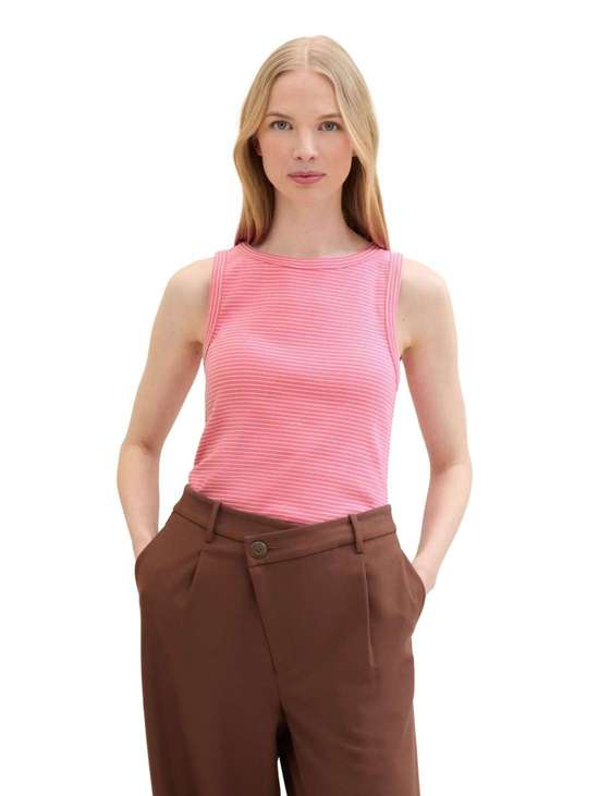 Рубчатая майка с ребристой структурой и круглым вырезом.