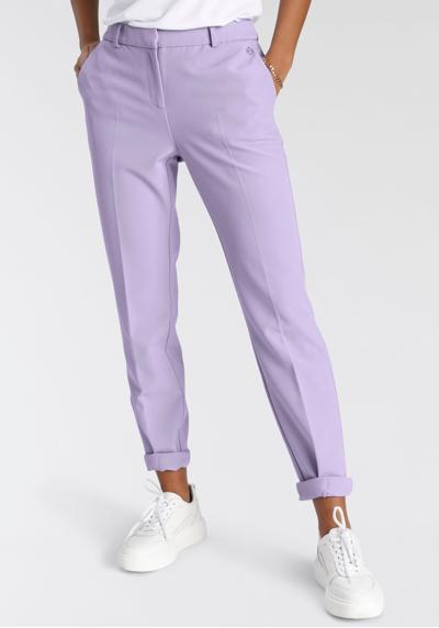 Костюмные брюки модных расцветок.