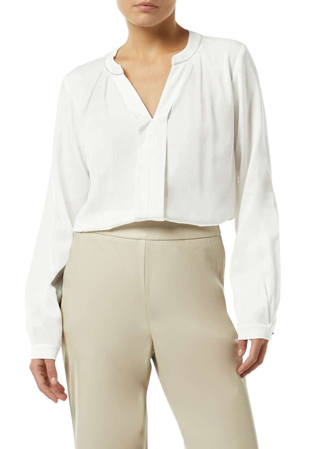 Атласная блузка с декоративной деталью на вырезе.