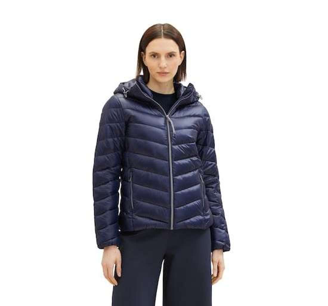 Стеганая куртка с капюшоном и шелковистым блестящим эффектом.