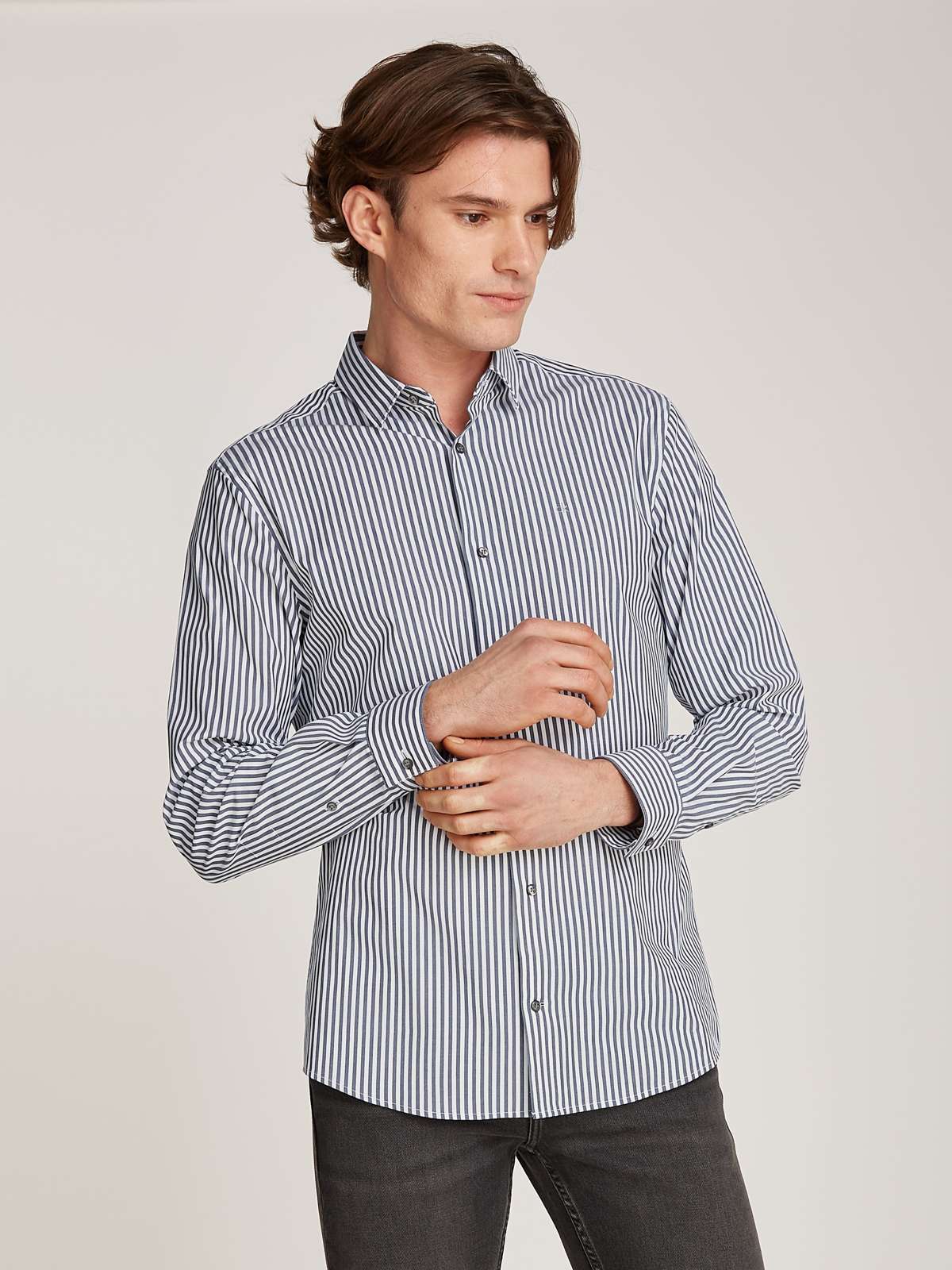 Рубашка с длинными рукавами с полосатым рисунком и вышивкой логотипа. POPLIN STRETCH STRIPE SHIRT
