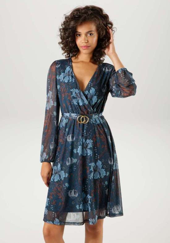 Платье-блузка с декоративной брошью на фиксированном поясе.