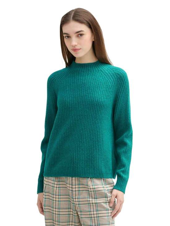 Свитер с воротником-стойкой и ребристой структурой.