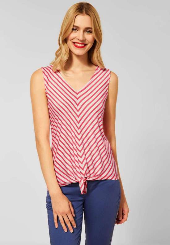 Майка с узлом на подоле