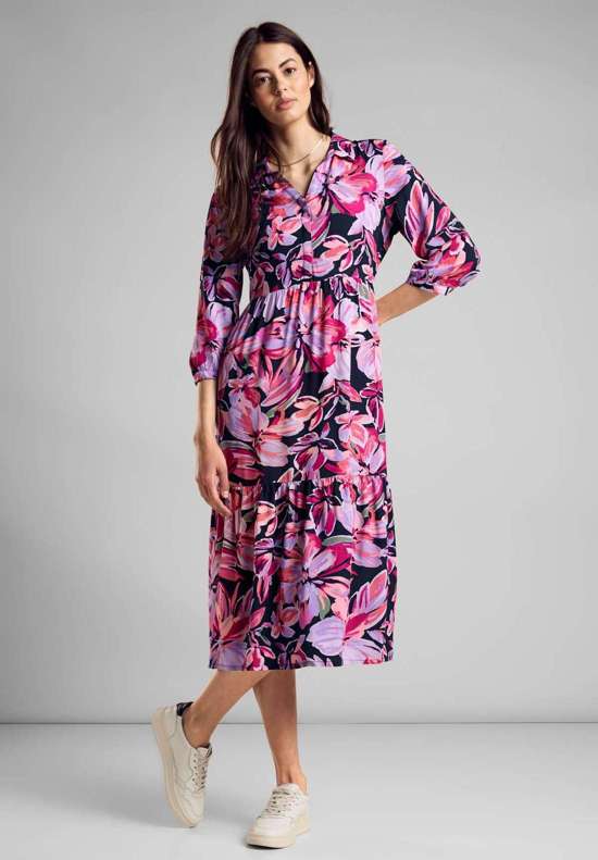 Летнее платье с высоким воротником.