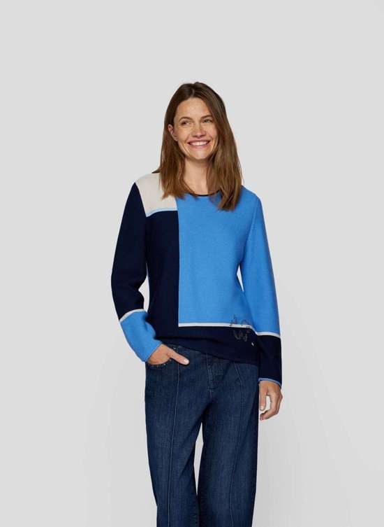Вязаный свитер в стиле колор-блок.