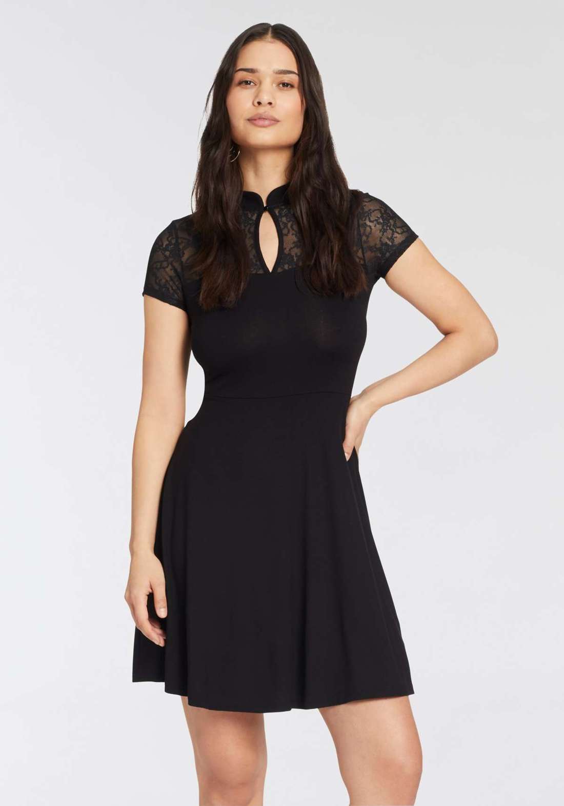 Кружевное платье с элегантной кружевной вставкой