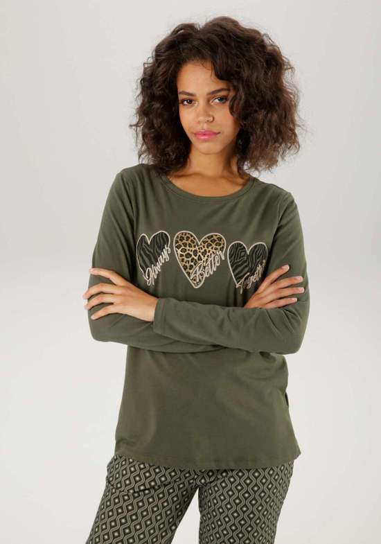 Рубашка с длинными рукавами и частично блестящим животным принтом в форме сердечек.