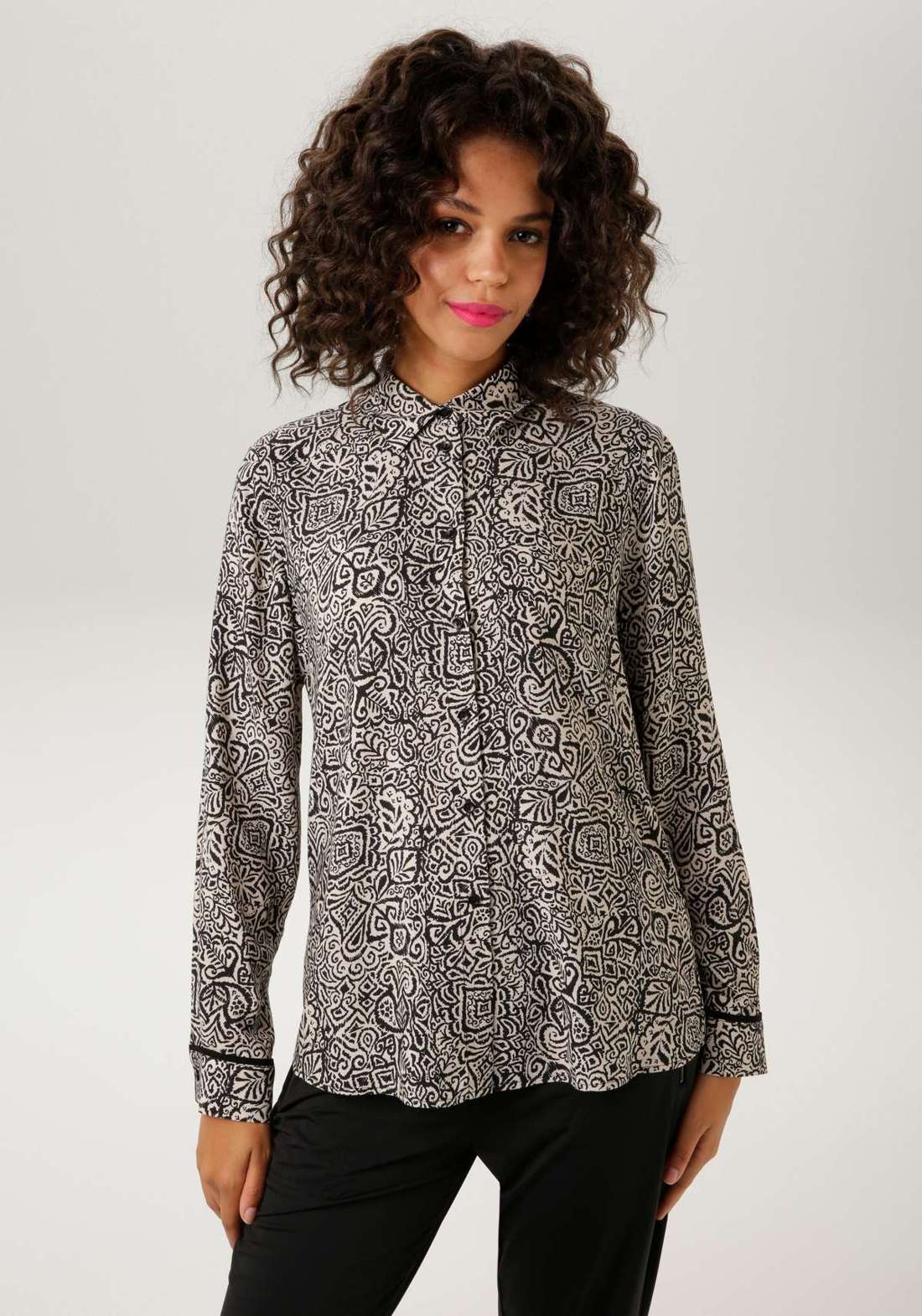 Блузка-рубашка с интересным принтом по всей поверхности