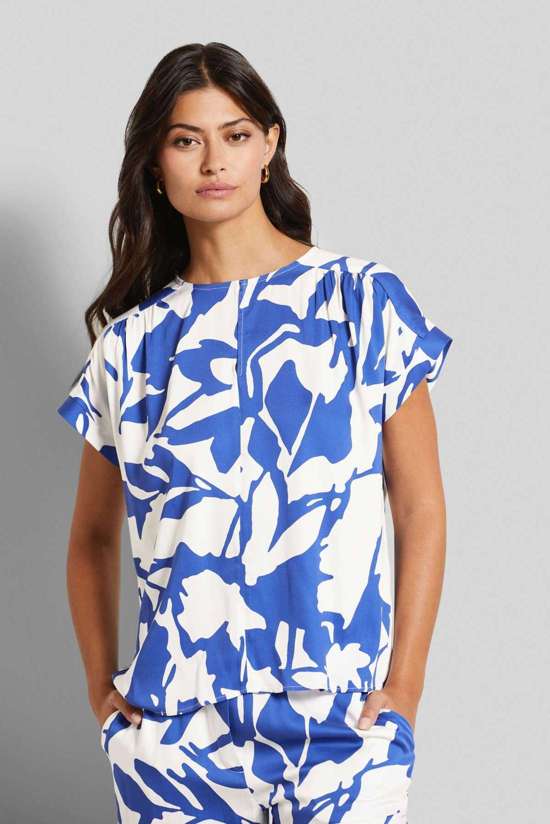 Блузка с короткими рукавами и заниженной линией плеч.