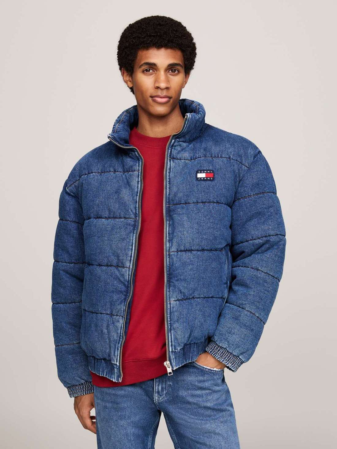 Стеганая куртка с вышитым логотипом бренда на уровне груди. DENIM PUFFER JKT DH6051